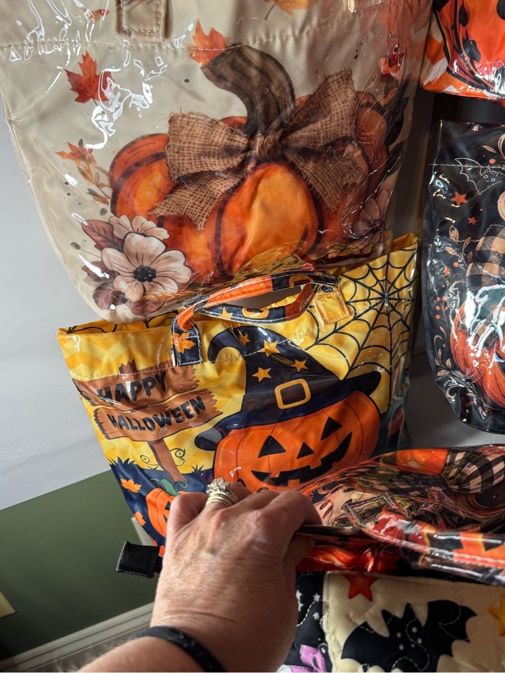 CHOOSE 1 Festive Fall PVC or QUILTED TOTE BAG NWT - Picture 3 of 6